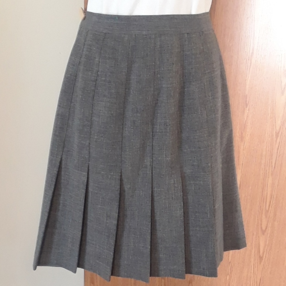 Grey pleated skirt size 8 Kathie Lee